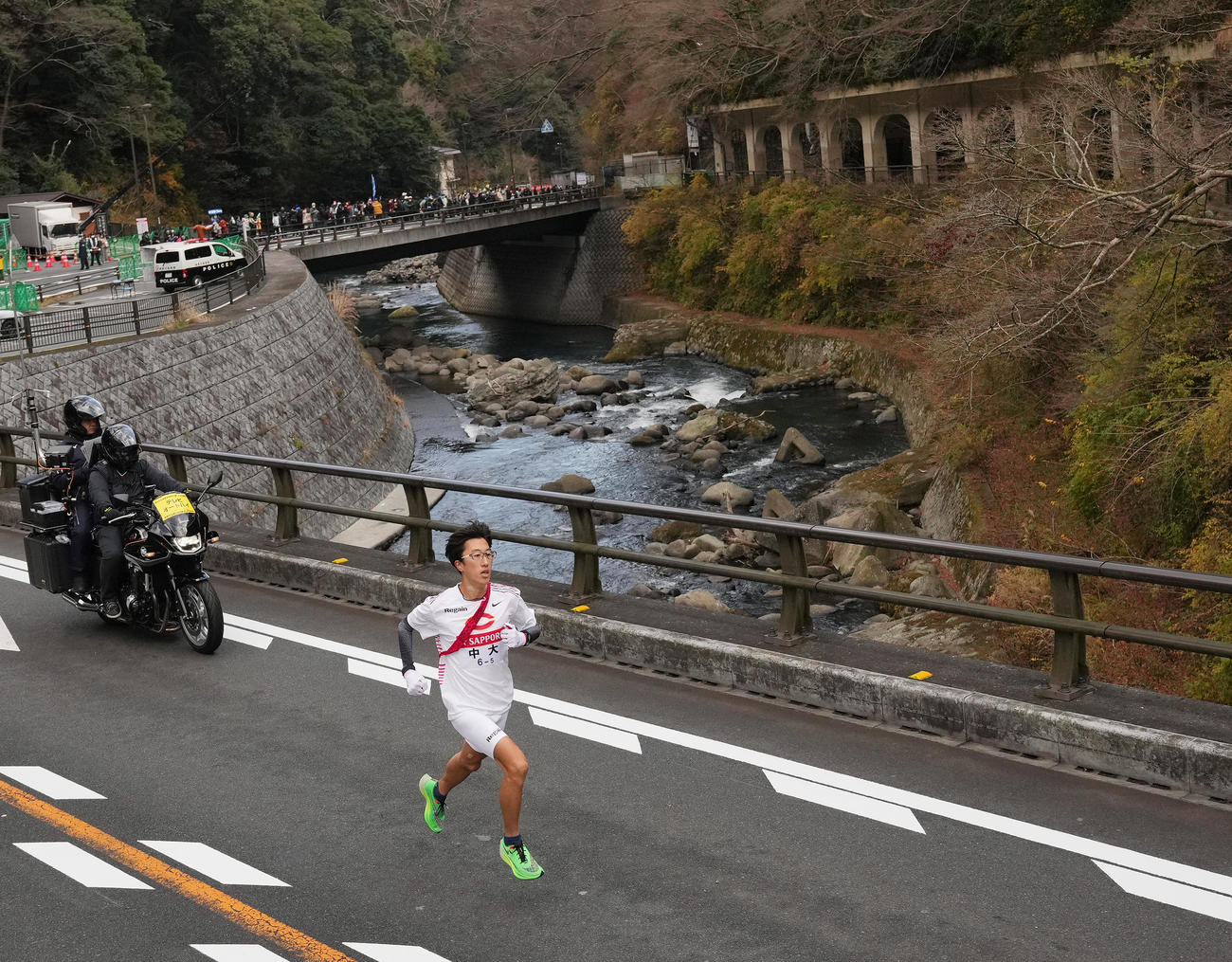箱根町の函嶺洞門を横目に力走する中大5区阿部（撮影・菅敏）