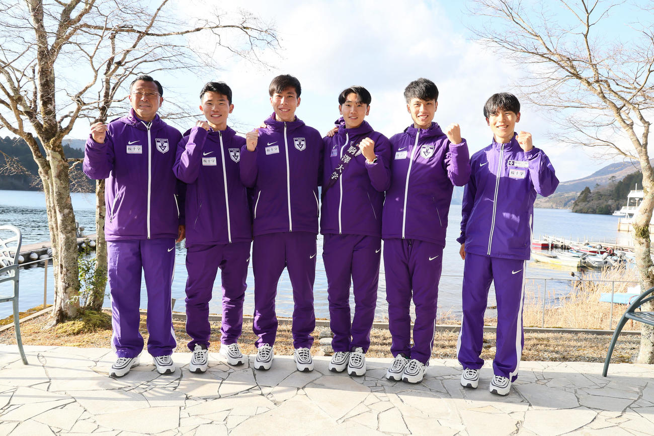 往路優勝しガッツポーズを決める駒大の、左から大八木監督、1区円、2区田沢、3区篠原、4区鈴木、5区山川（撮影・足立雅史）