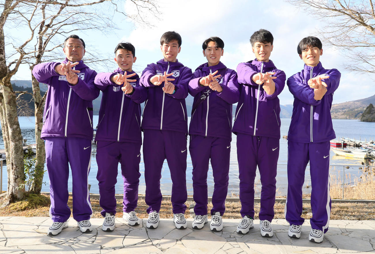 往路優勝し「K」のポーズを決める駒大の、左から大八木監督、1区円、2区田沢、3区篠原、4区鈴木、5区山川（撮影・足立雅史）