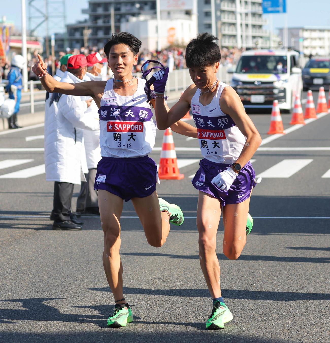 2位でタスキをつなぐ駒大3区・篠原倖太朗（左）と4区・鈴木芽吹（代表撮影）