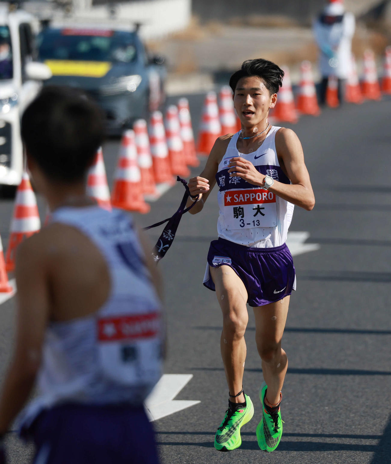 平塚中継所、2位で4区鈴木（手前）にたすきをつなぐ駒大3区篠原（代表撮影）