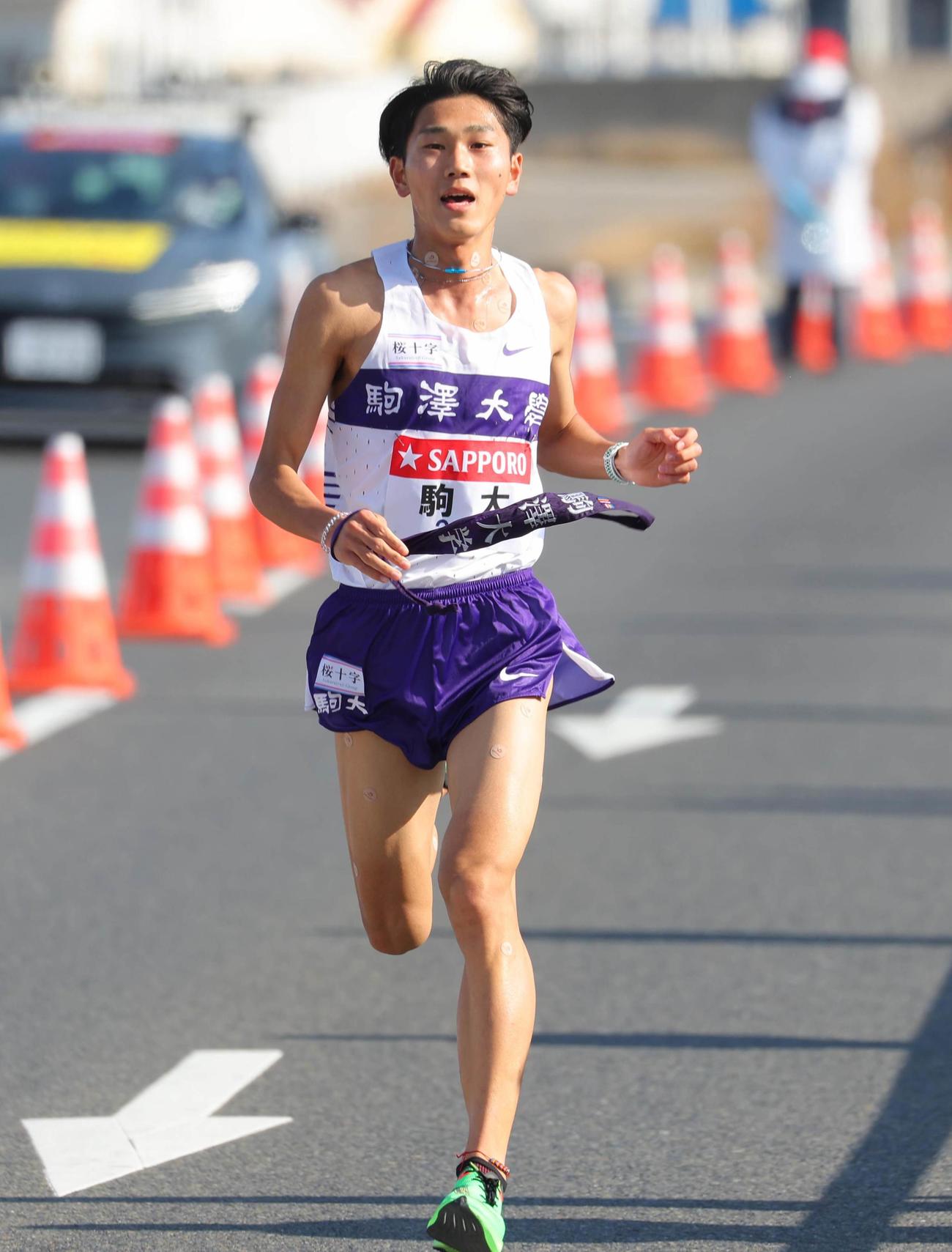 2位で平塚中継所に向かう駒大3区・篠原倖太朗（代表撮影）