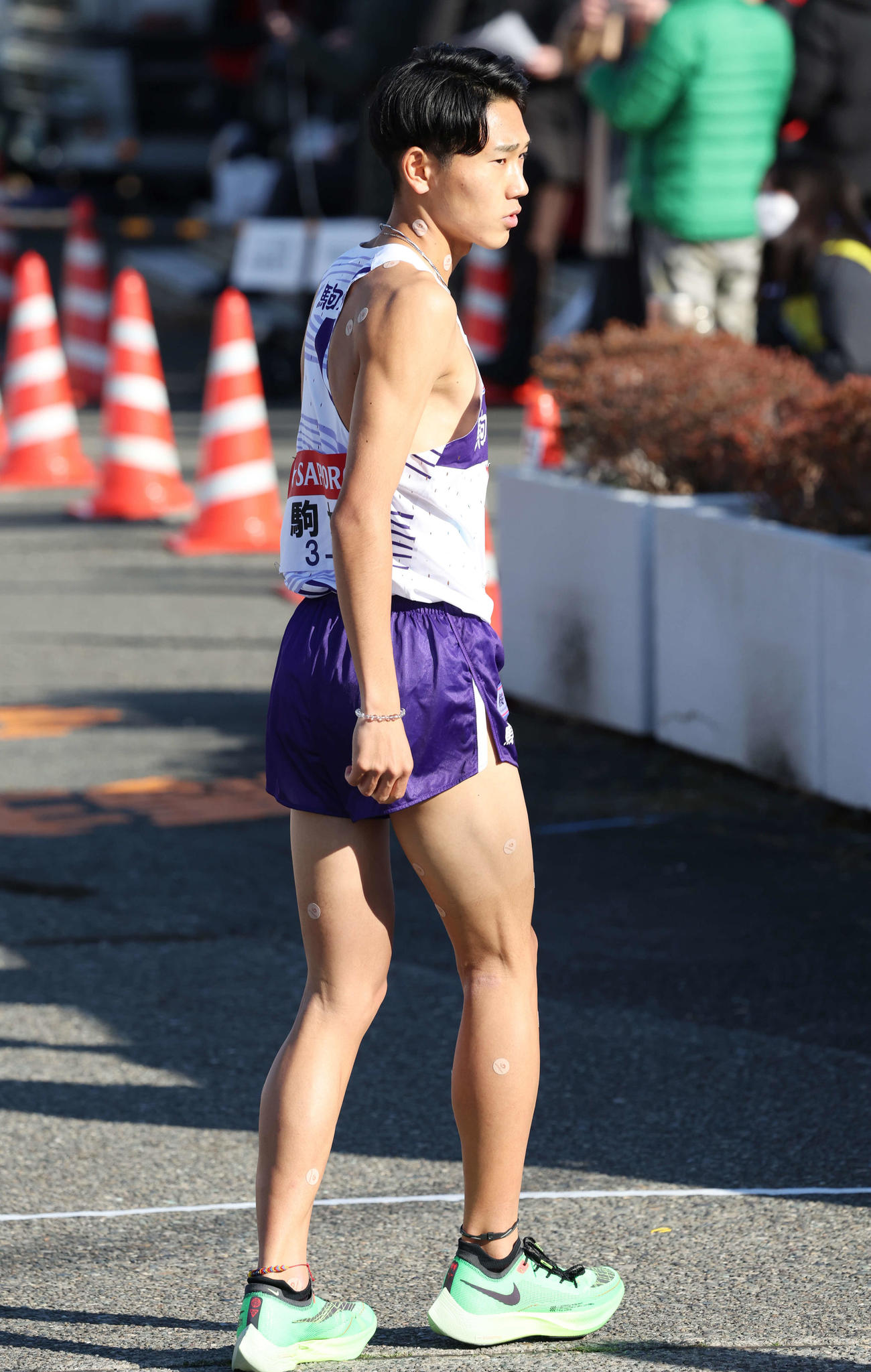 戸塚中継所でたすきを待つ駒大3区篠原（撮影・宮地輝）
