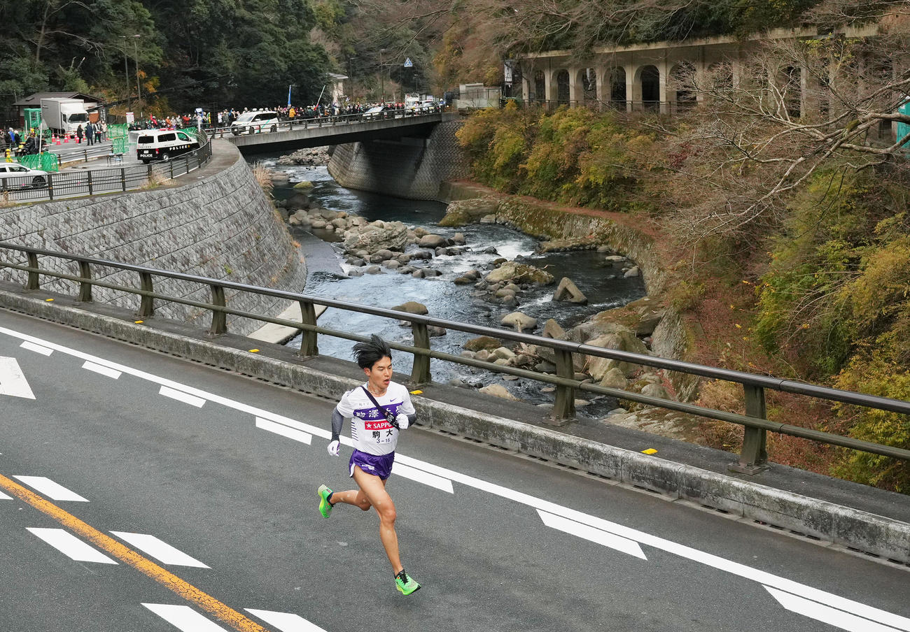 箱根町の早川を渡りゴールに向かう駒大5区山川（撮影・菅敏）