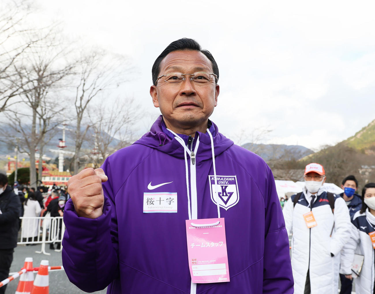 往路・5区　往路優勝し、ガッツポーズする駒大・大八木監督（撮影・足立雅史）