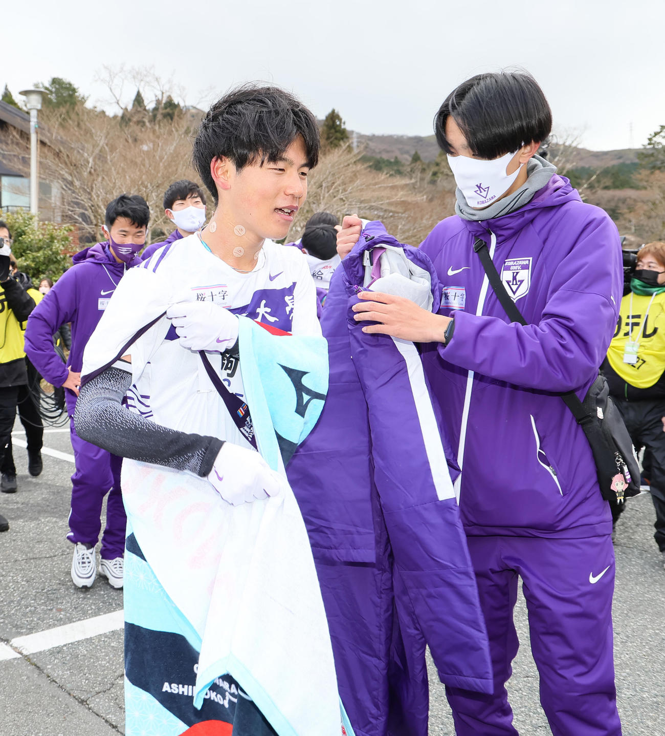 往路優勝し、笑顔を見せる駒大・山川（左）（撮影・足立雅史）