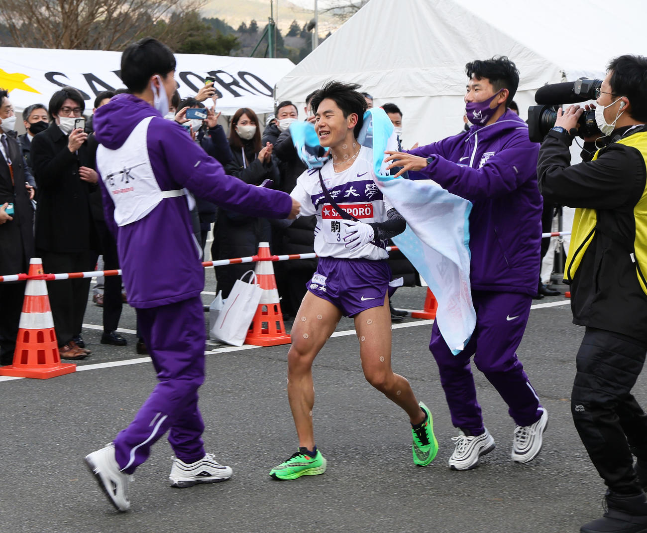 往路優勝し、笑顔を見せる駒大・山川（中央）（撮影・足立雅史）