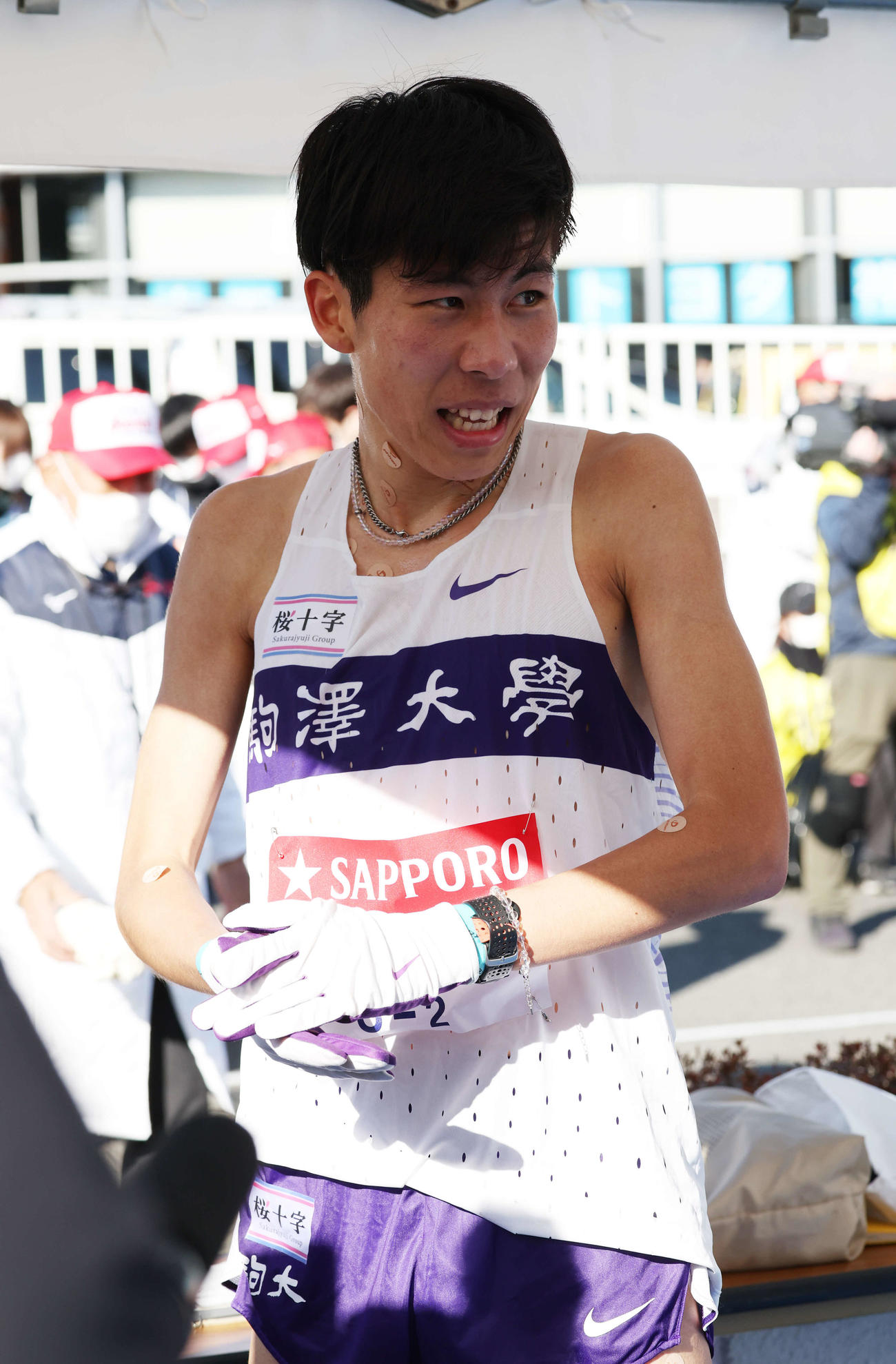 戸塚中継所で苦しい表情の駒大2区田沢（撮影・宮地輝）