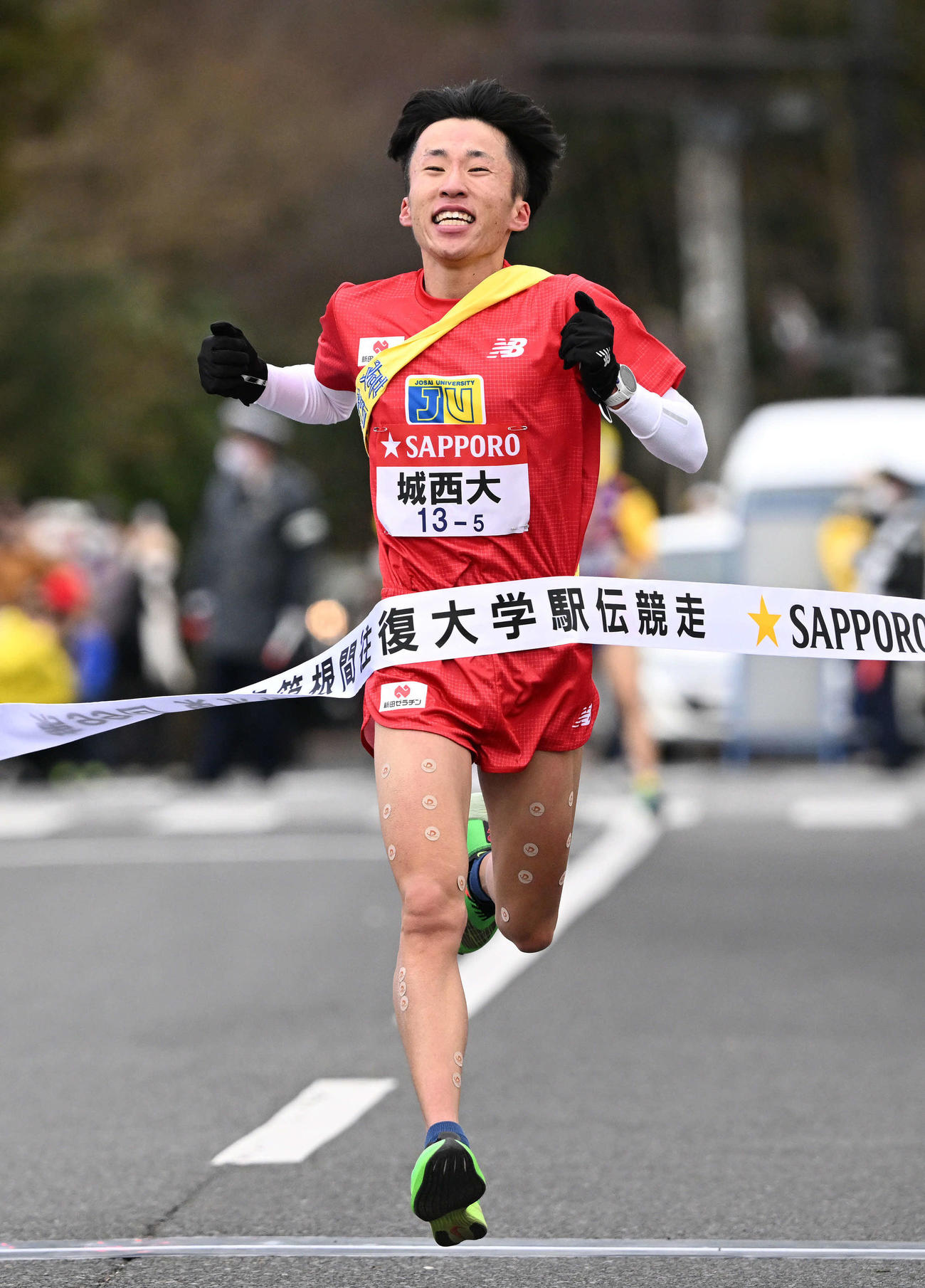 笑顔でゴールする城西大5区山本（撮影・滝沢徹郎）