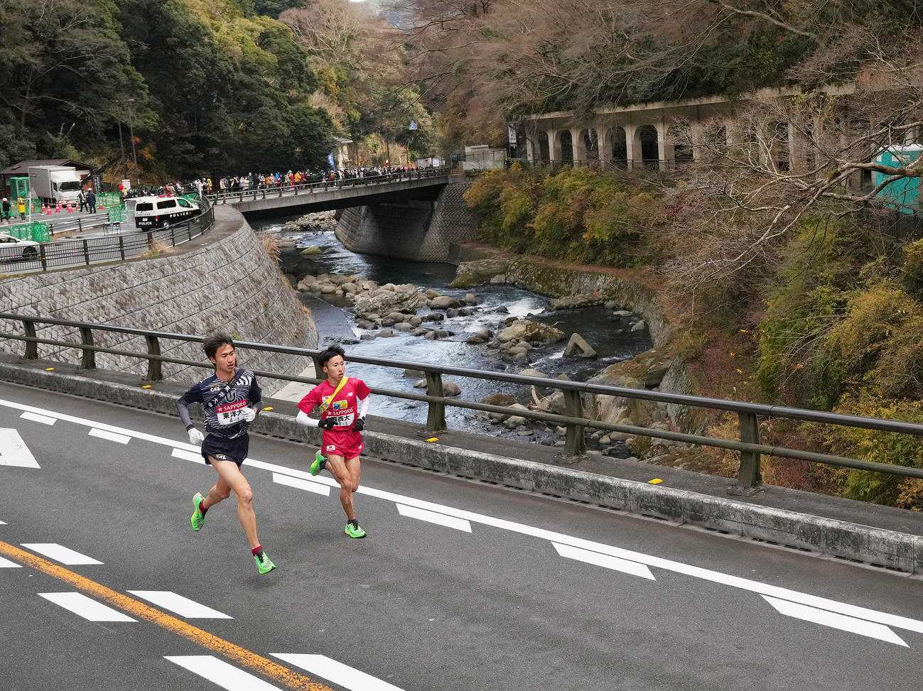 箱根町の函嶺洞門を横目に力走する東洋大5区前田（左）と城西大5区山本（撮影・菅敏）