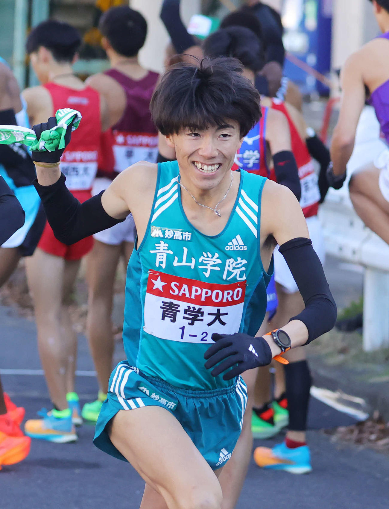 青学大1区目片（左）から2区近藤にたすきがつながる（撮影・野上伸悟）