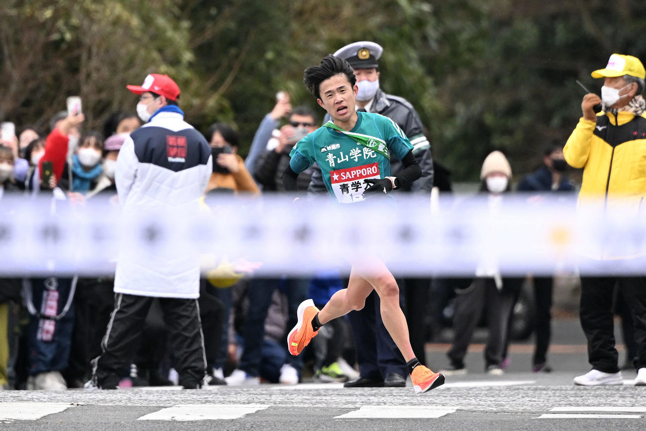 ゴール手前で力走する青学大5区脇田（撮影・滝沢徹郎）