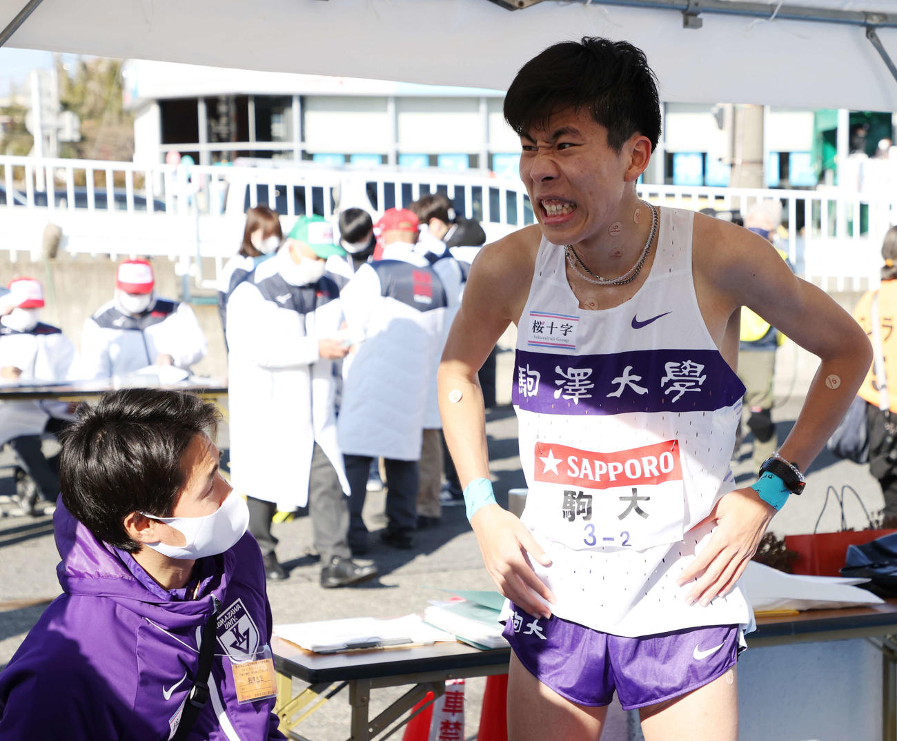 走り終え、苦しい表情の駒大2区田沢（右）（撮影・宮地輝）