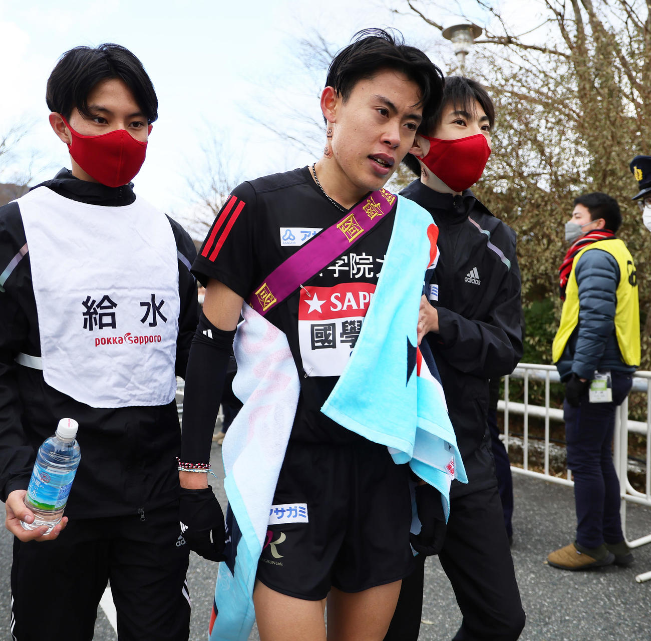 往路4位でゴールした国学院大5区伊地知（中央）（撮影・足立雅史）