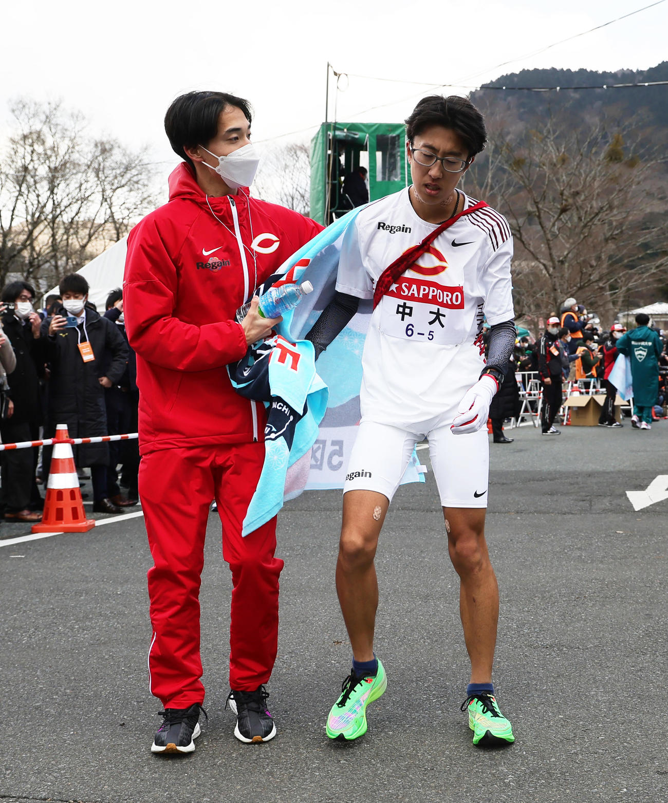 往路を2位でゴールした中大5区阿部（右）（撮影・足立雅史）