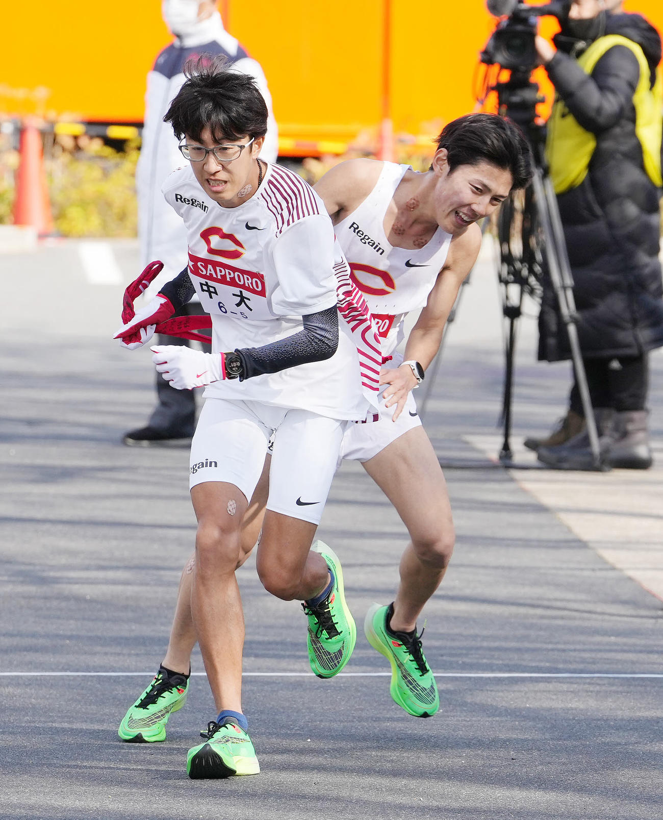 中大4区吉居駿（右）は小田原中継所で5区阿部にたすきを渡す（撮影・鈴木みどり）