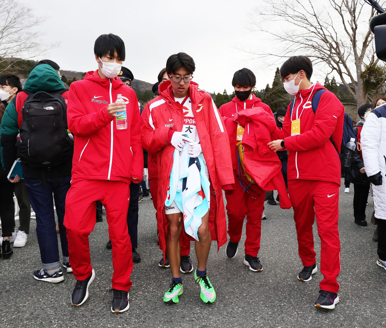 往路を2位でゴールした中大5区阿部（中央左）（撮影・足立雅史）