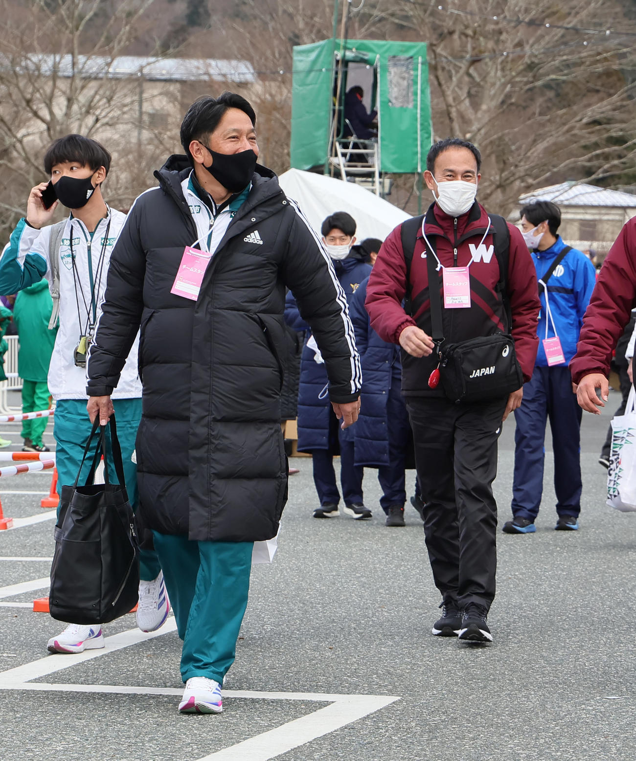 レースを終え談笑しながら引き揚げる往路3位青学大・原監督（左）と同5位早大・花田監督（撮影・足立雅史）