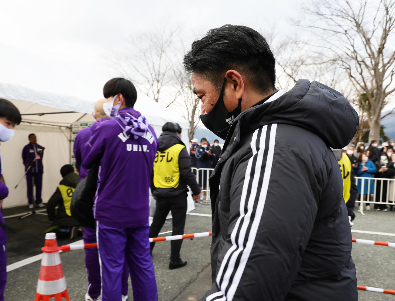 往路優勝のインタビューを受ける駒大・大八木監督（後方左端）を横目に引き揚げる青学大・原監督（撮影・足立雅史）