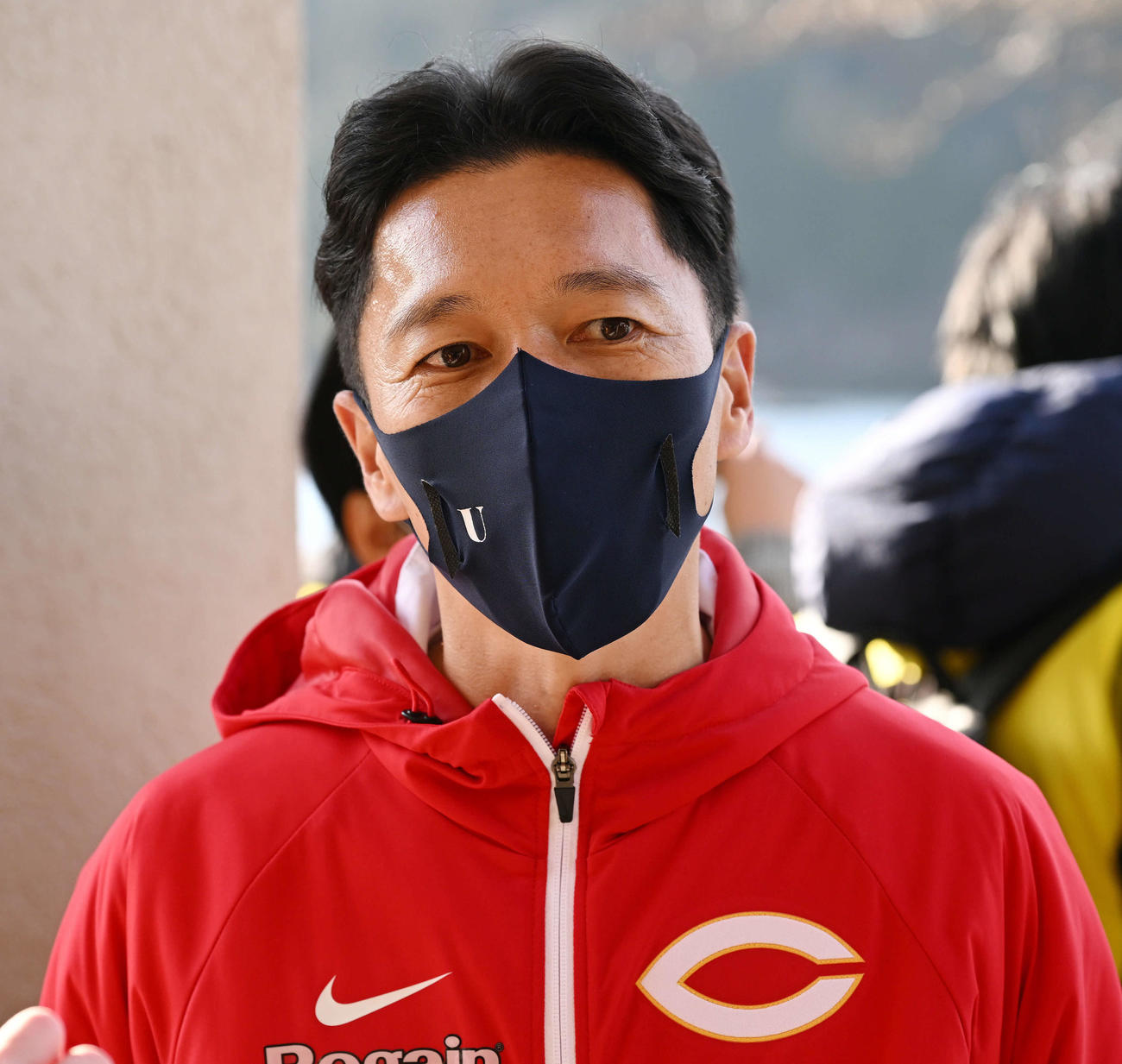 往路を終え報道陣の取材に応じる中大・藤原監督（撮影・滝沢徹郎）