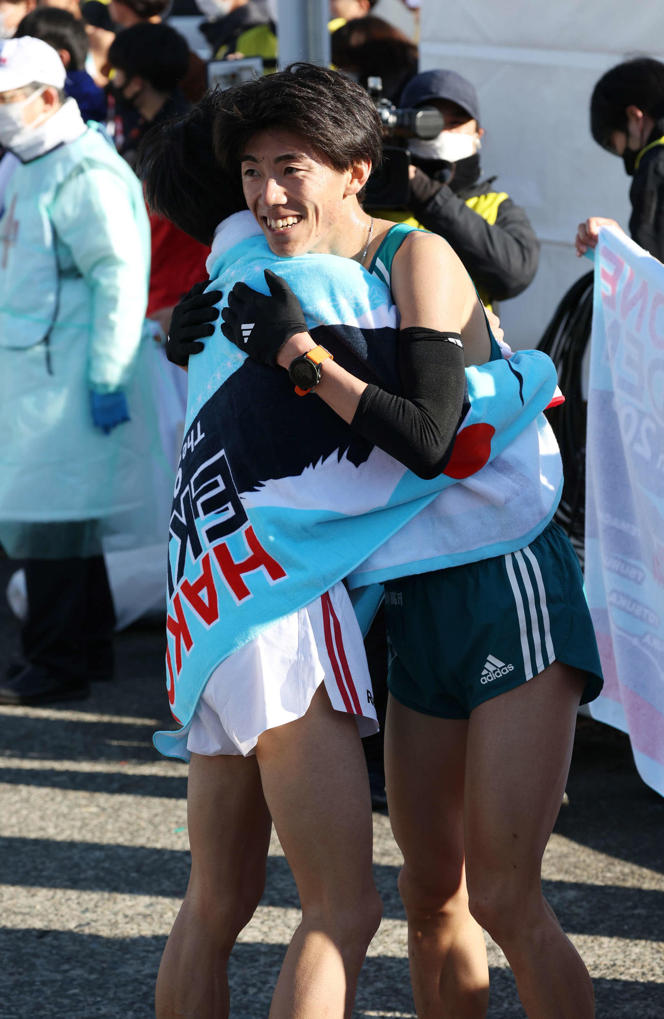 戸塚中継所で中大2区吉居大（左）と抱擁を交わす青学大2区近藤（撮影・宮地輝）