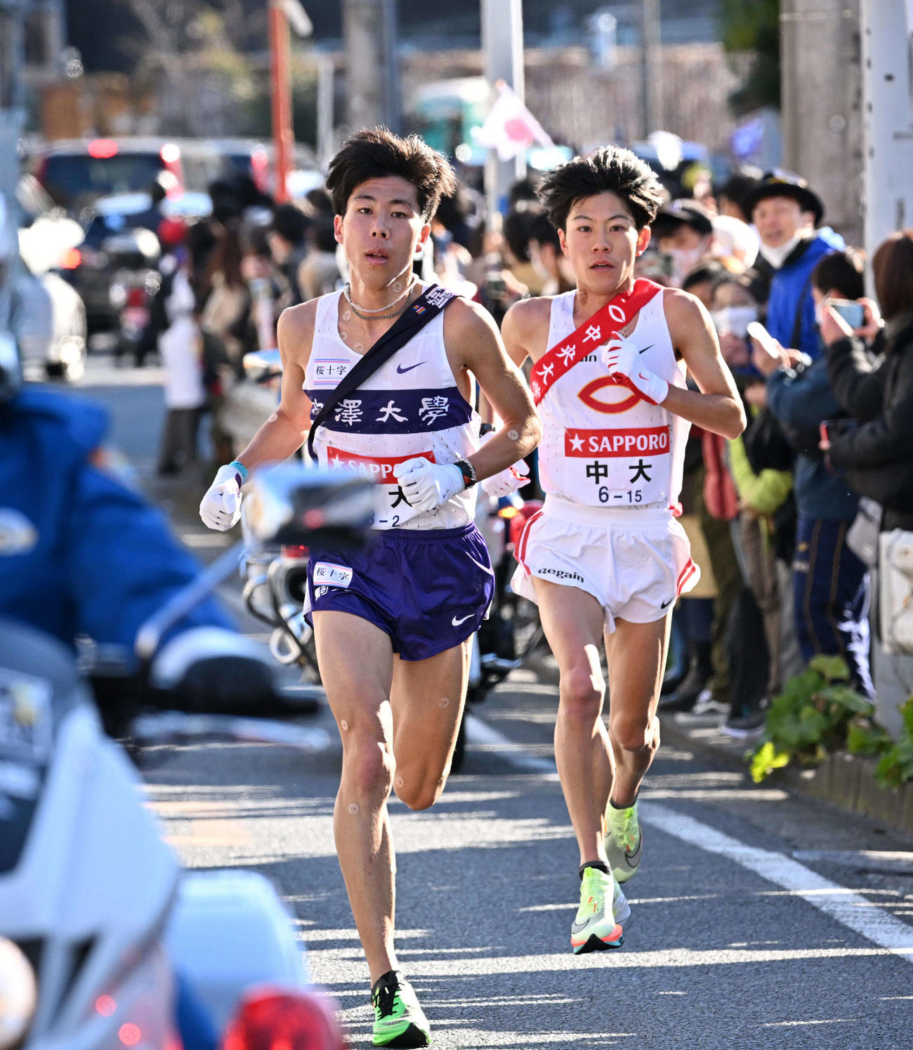 2区で駒大・田沢（左）は、中大・吉居大を抜きトップに立つ（代表撮影）