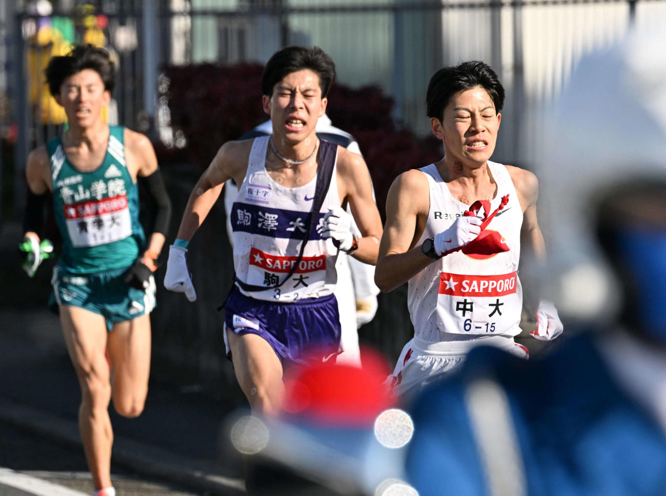 戸塚中継所手前で駒大・田沢（中央）を抜き、トップに立つ中大2区吉居大（右）（代表撮影）