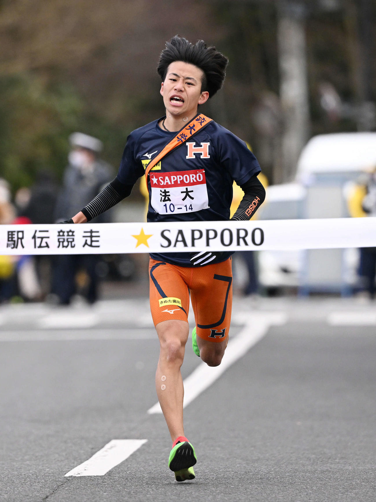 8位でゴールする法大5区細迫（撮影・滝沢徹郎）