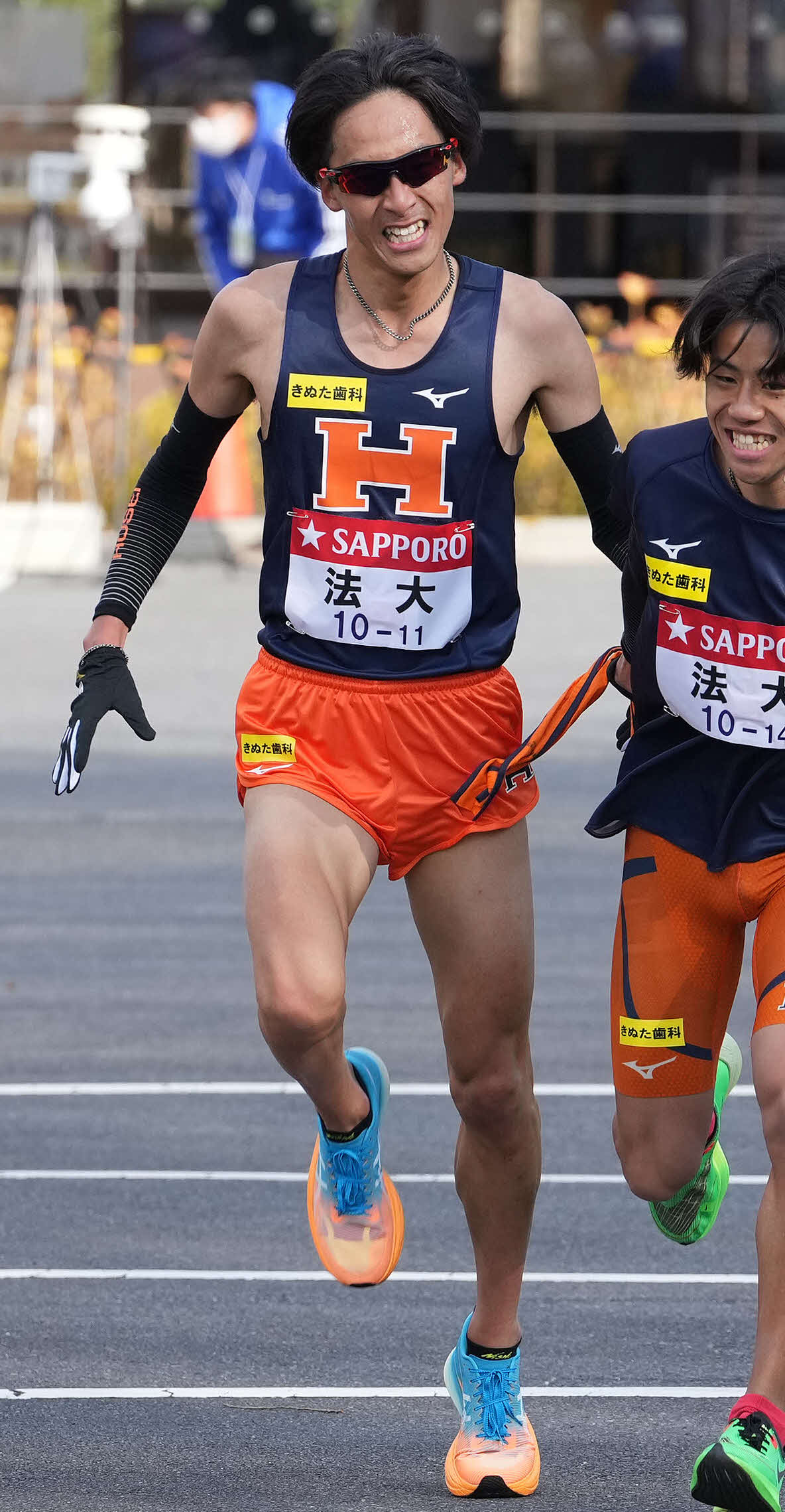 法大4区扇（左）

は小田原中継所で5区細迫にたすきを渡す（撮影・鈴木みどり）
