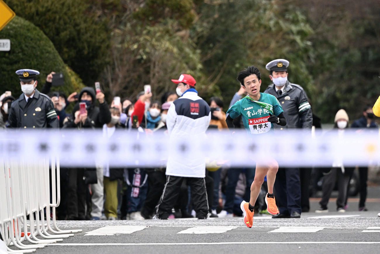 往路のゴール手前で力走する青学大5区脇田（撮影・滝沢徹郎）