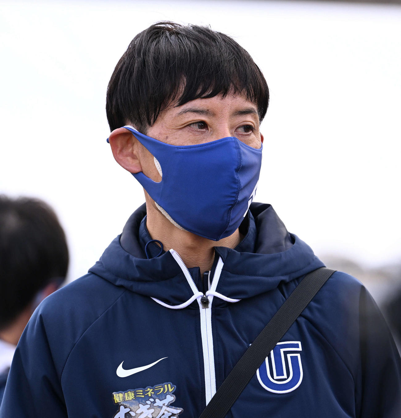 往路を終え報道陣の取材に応じる東洋大・酒井監督（撮影・滝沢徹郎）