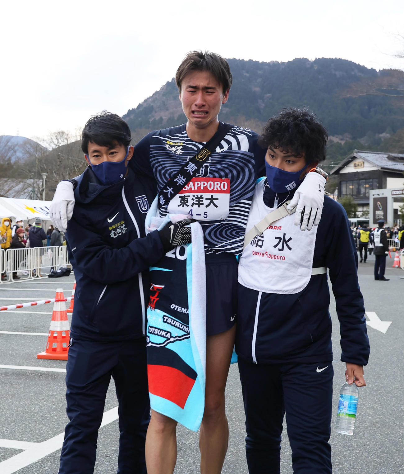 往路11位でゴールし涙する東洋大5区前田（中央）（撮影・足立雅史）