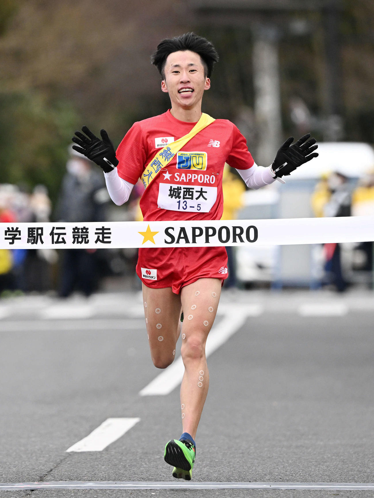 笑顔でゴールする城西大5区山本（撮影・滝沢徹郎）
