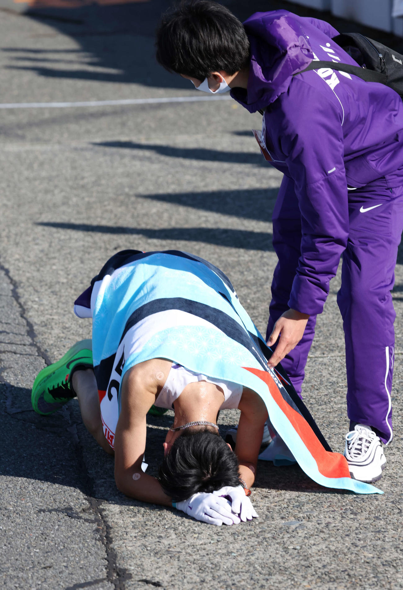 戸塚中継所で倒れ込む駒大2区田沢（左）（撮影・宮地輝）