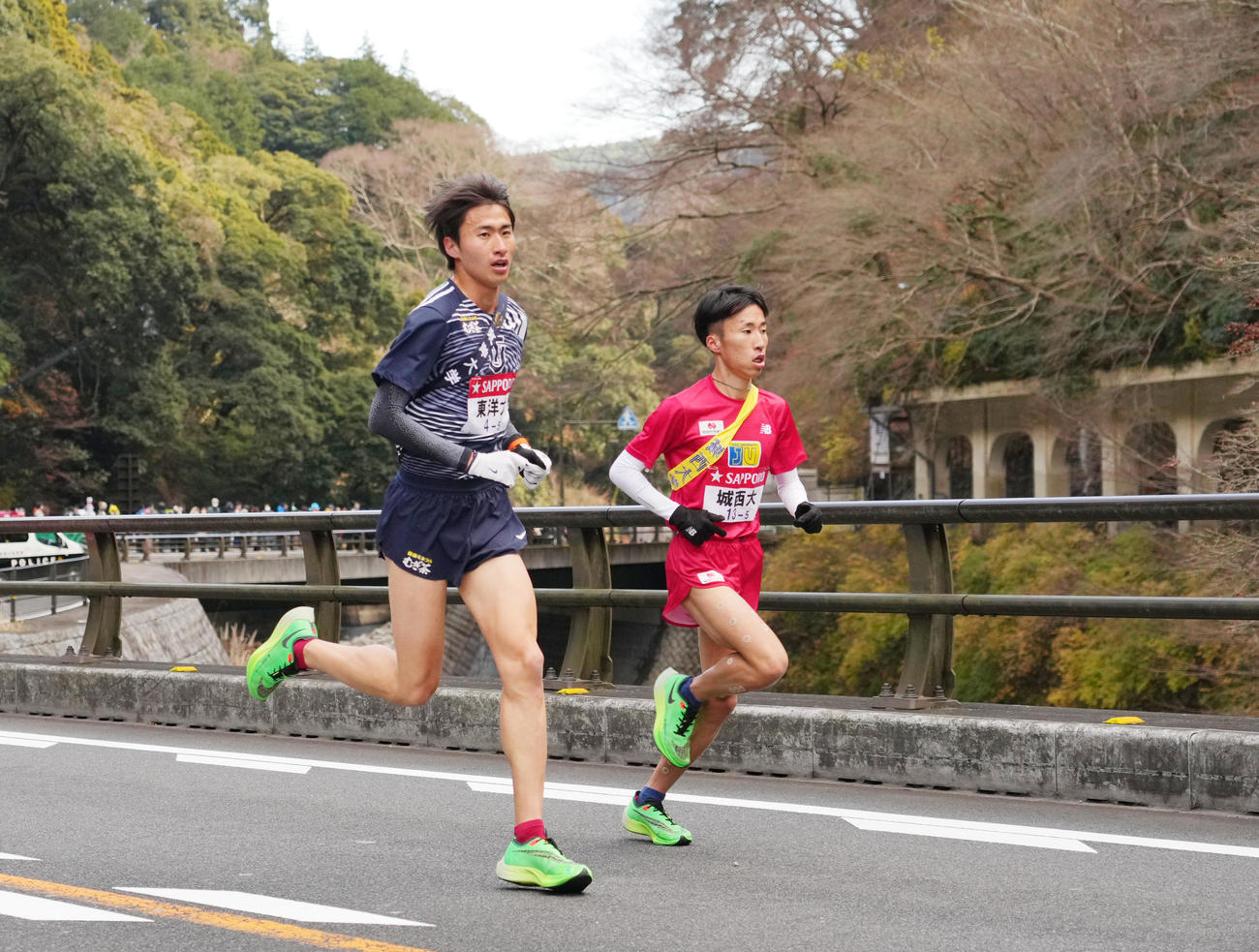 箱根町の函嶺洞門を横目に力走する東洋大5区前田（左）と城西大5区山本（撮影・菅敏）