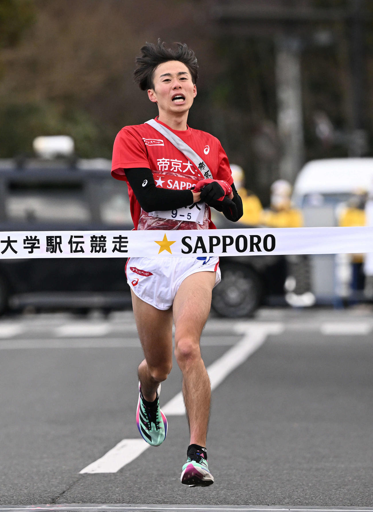 14位でゴールする帝京大5区新井（撮影・滝沢徹郎）