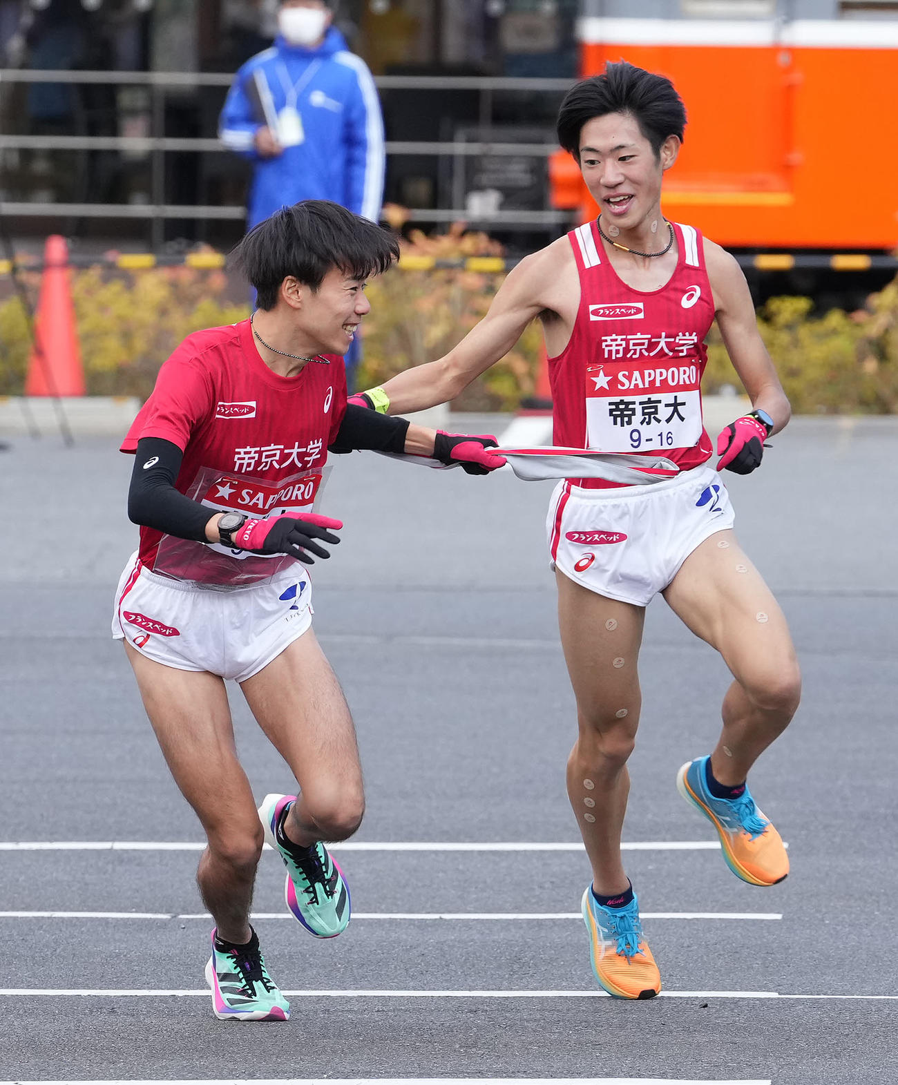 帝京大4区柴戸（右）は小田原中継所で5区新井にたすきを渡す（撮影・鈴木みどり）