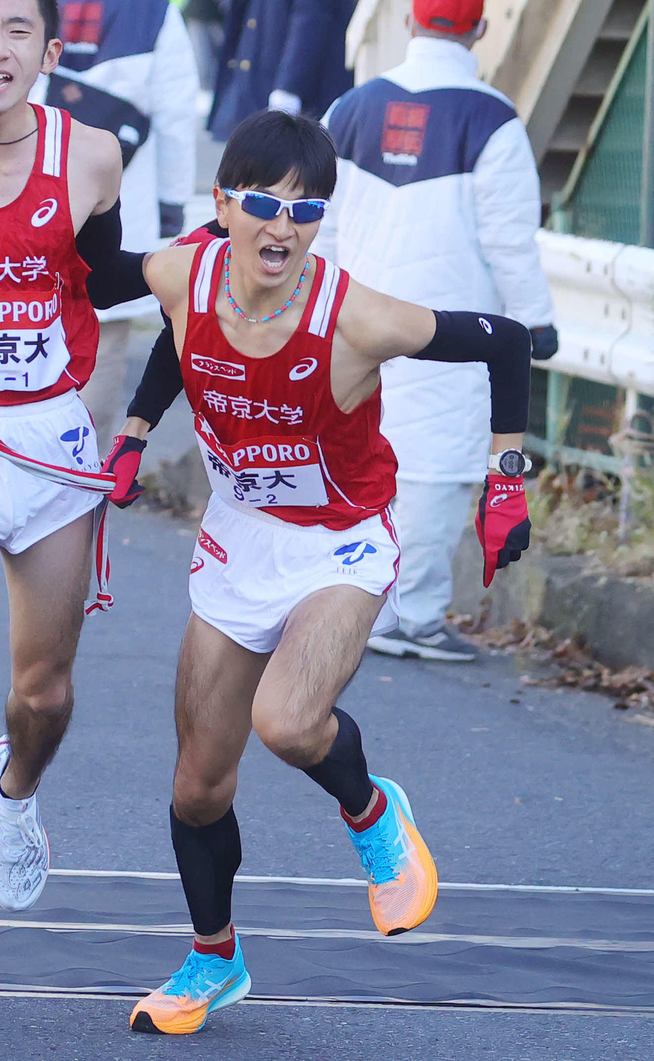 帝京大1区の小野隆一朗（左）から2区の西脇にたすきがつながる（撮影・野上伸悟）