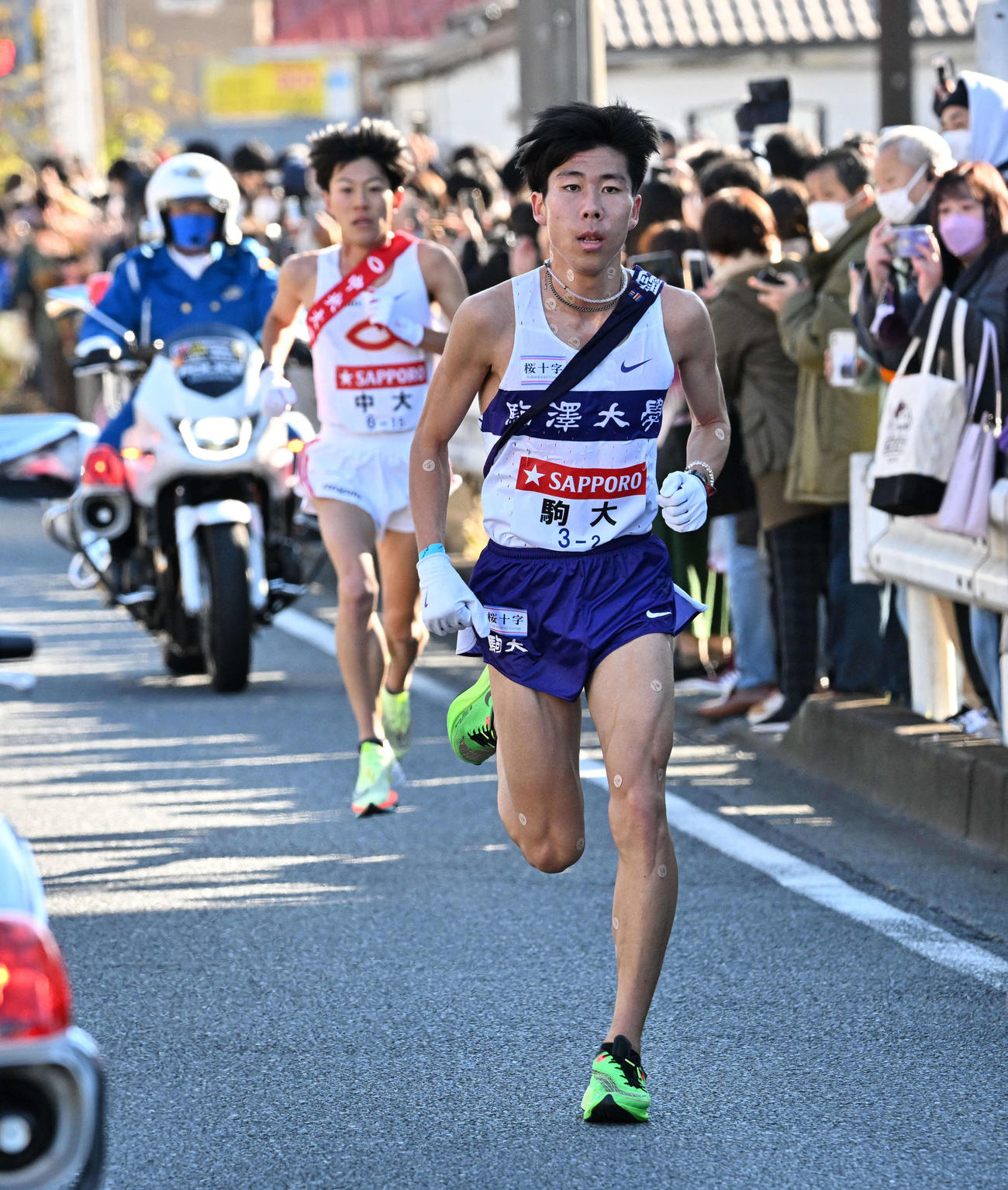 2区で中大・吉居大（奥）を抜き、トップに立つ駒大・田沢（代表撮影）