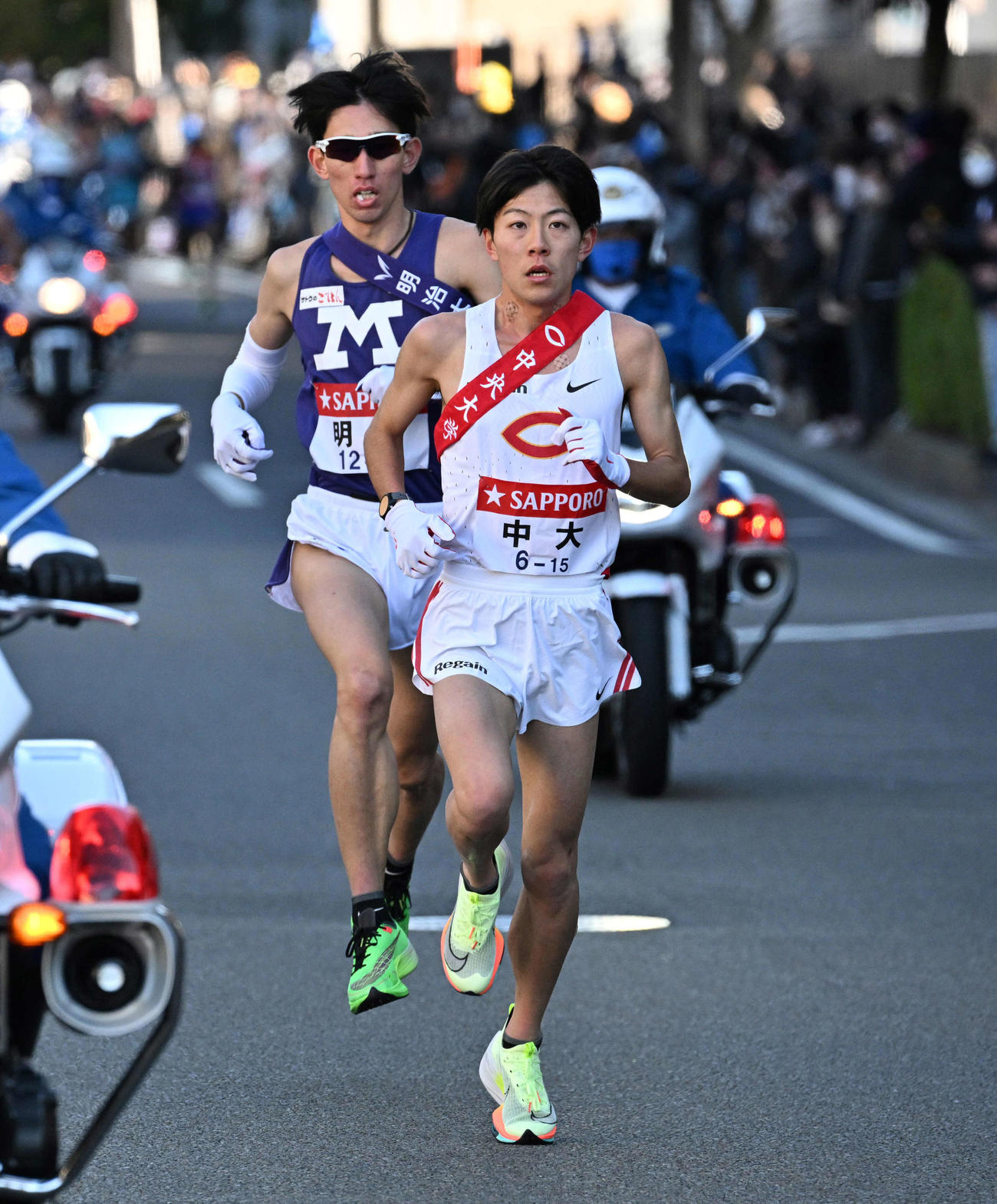 2区で明大・小沢（奥）を抜き、トップに立つ中大・吉居大（代表撮影）