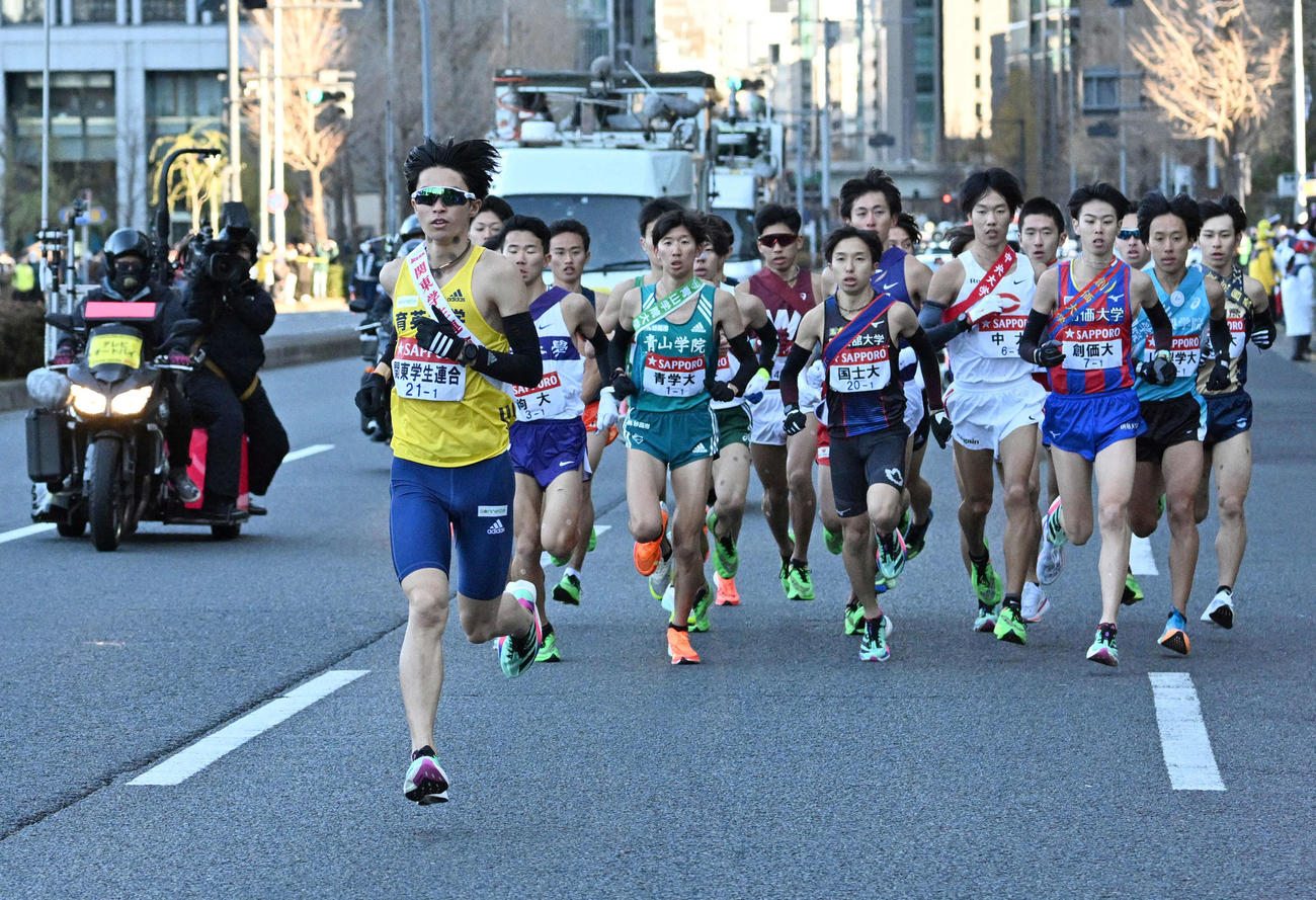 先頭を走る関東学連1区新田（手前）（代表撮影）
