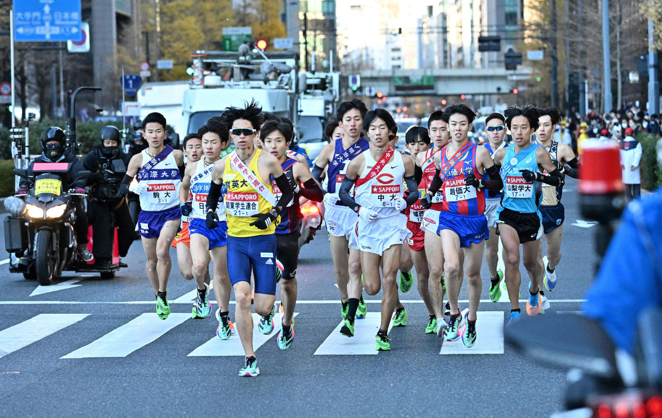 先頭を走る関東学連1区新田（手前）（代表撮影）