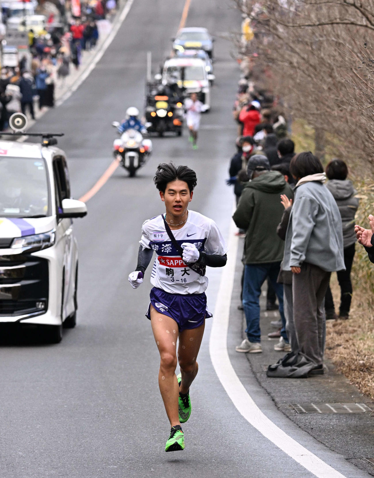 先頭を走る駒大5区山川（代表撮影）