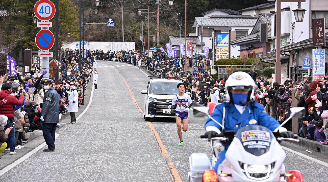 沿道の観客が見守る中、先頭を走る駒大5区山川（代表撮影）