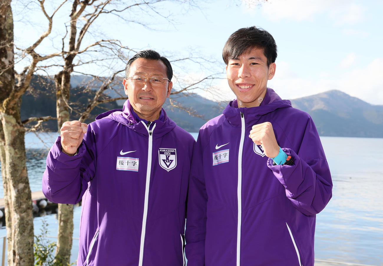 往路優勝し、芦ノ湖を背に笑顔を見せる駒大の大八木監督（左）と2区田沢（撮影・足立雅史）
