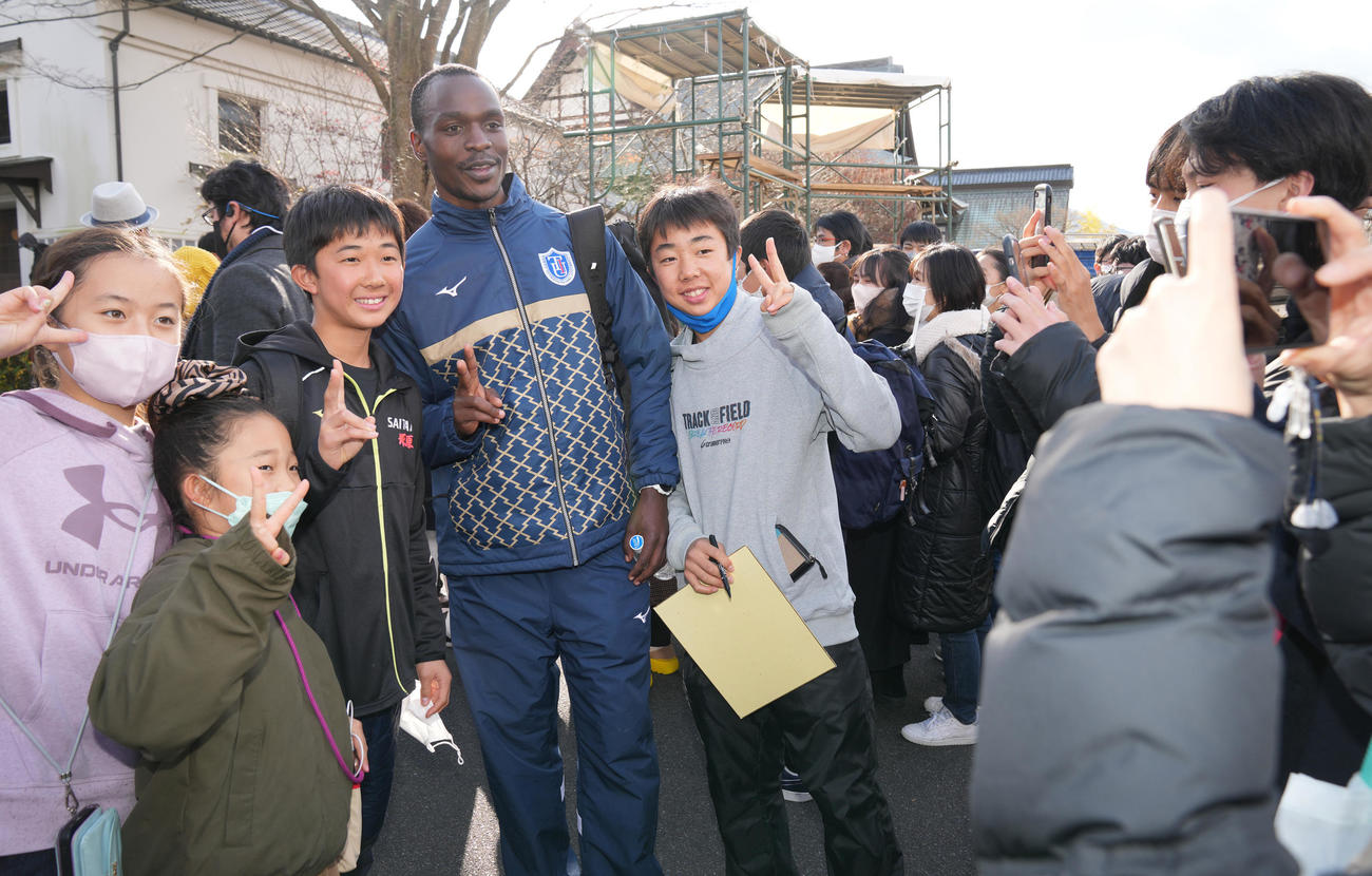 区間新記録の東京国際大4区ヴィンセント（左から4人目）はファンと記念撮影（撮影・鈴木みどり）