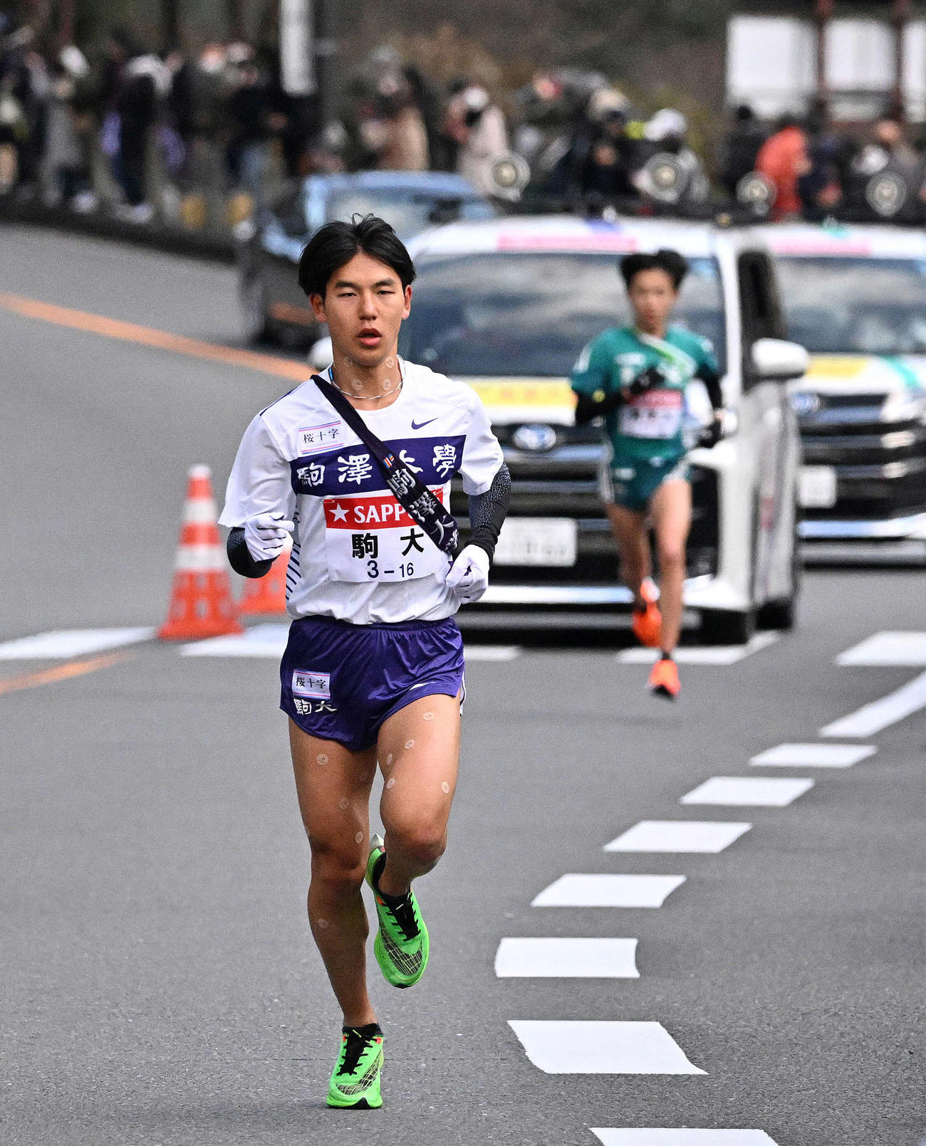 青学大・脇田幸太朗（奥）を引き離して先頭を走る駒大5区山（代表撮影）