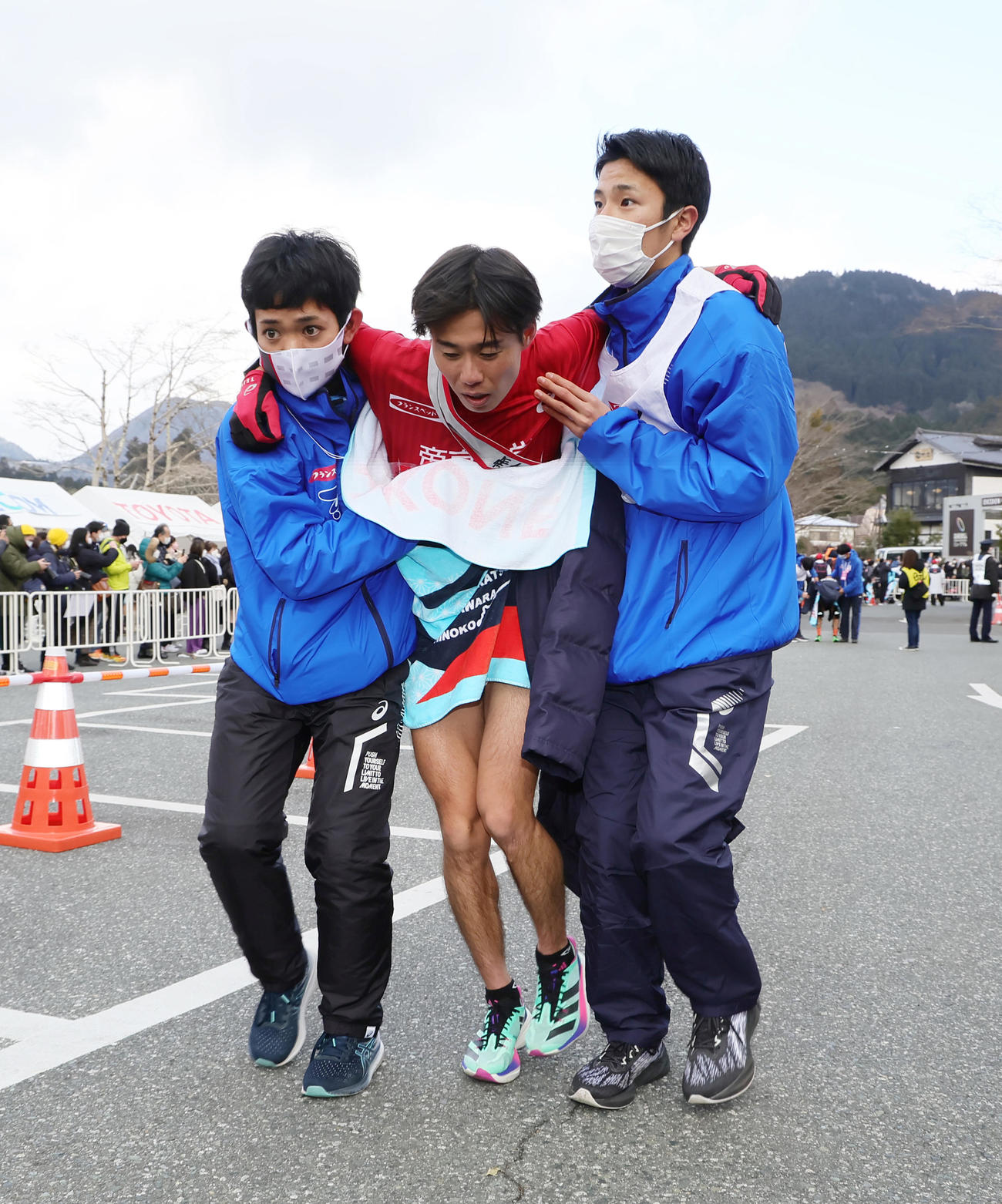 往路14位でゴールした帝京大5区新井（中央）（撮影・足立雅史）