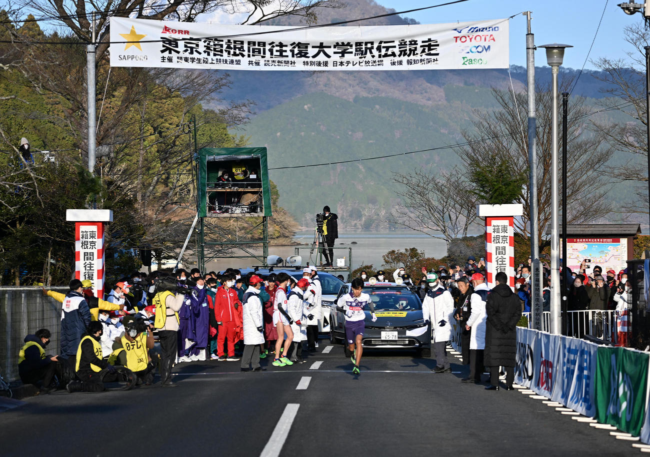 6区、スタートする駒大・伊藤（代表撮影）