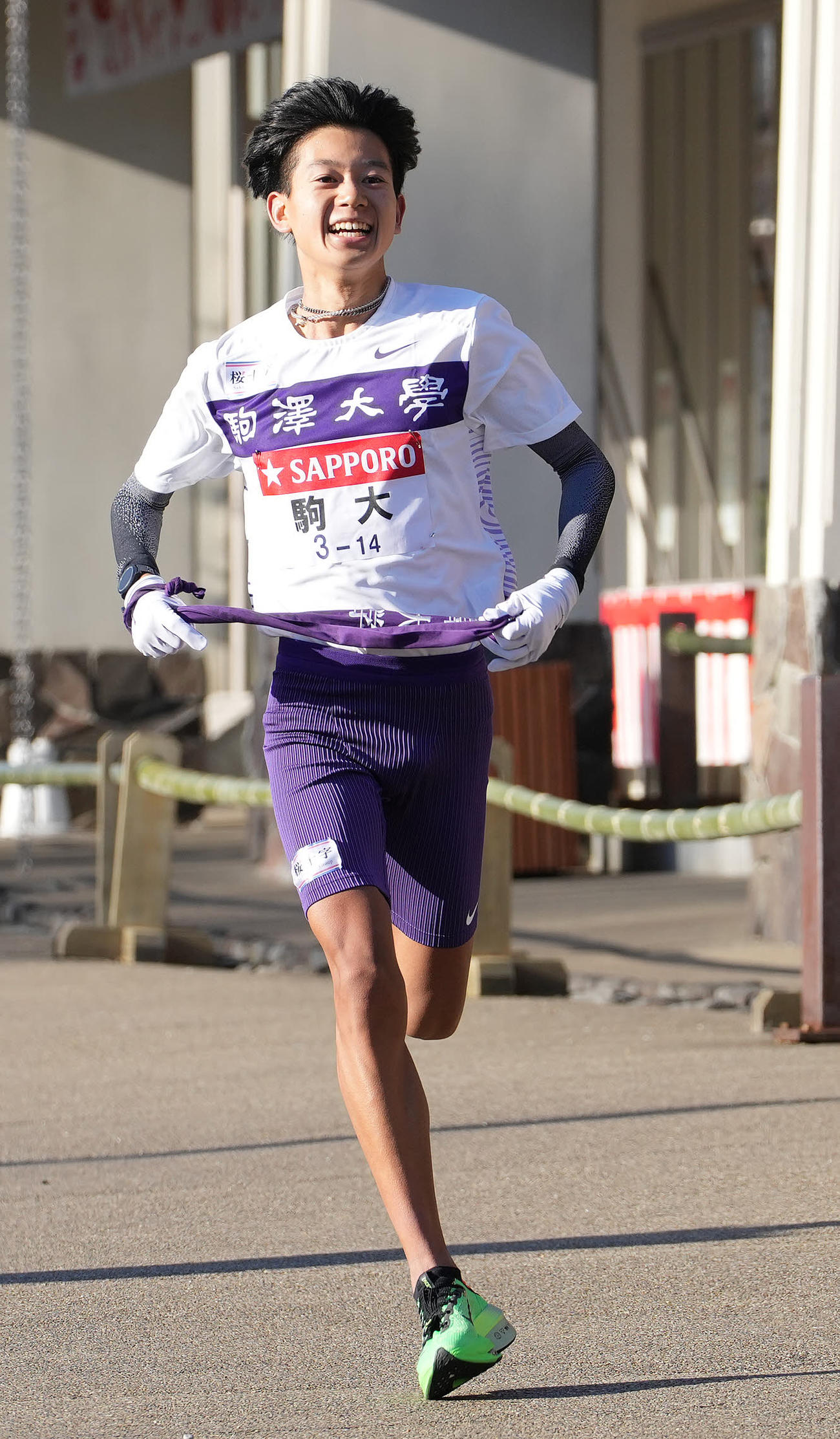 駒大6区伊藤は小田原中継所に到着する（撮影・鈴木みどり）